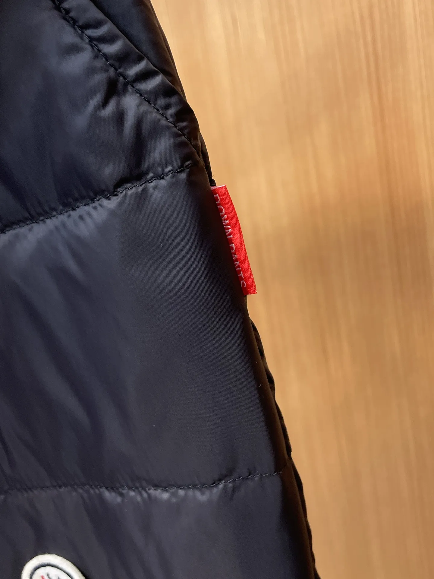 P490 Canada Goose 25 new autumn and winter products🆕Thickened warm down pants are here🌹Winter essential outdoor windproof, lockable and warm. Made of professional-grade outdoor windproof, waterproof and breathable fabric. Lining is filled with 90% white duck down. Lightweight design, lightweight and warm. Seamless gluing process on the inside. Made of light and gall-free velvet fabric to effectively prevent velvet running. Original hardware accessories. Classic logo matching. Simple and versatile. The upper body is stylish and not bulky. The style is the same for men and women! Size: M-3XL.